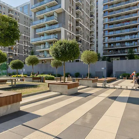 Cozy With Parking Near Expo Xxi By Renters Διαμέρισμα *